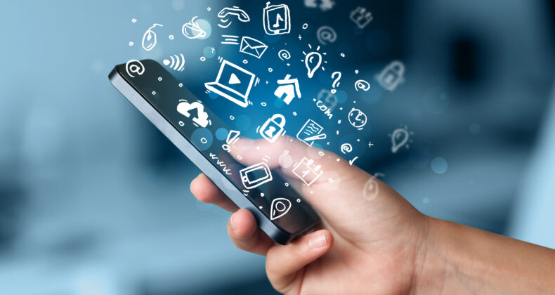 Main tenant un smartphone avec des icônes et des symboles multimédias