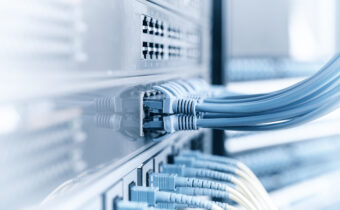 Câble ethernet sur fond de commutateurs réseau