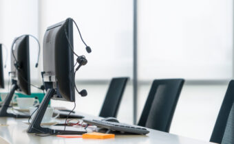 Bureau de centre d'appels avec ordinateur et casque d'écoute