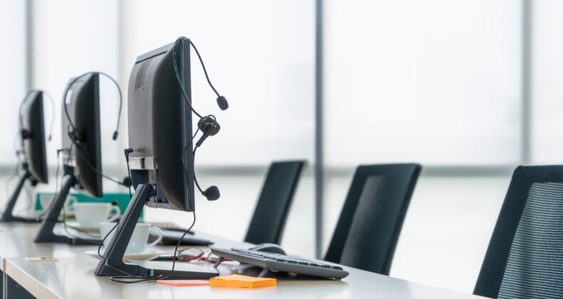 Bureau de centre d'appels avec ordinateur et casque d'écoute