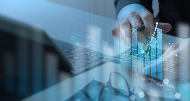 Homme d'affaires travaillant avec un tableau de bord virtuel de calculatrice informatique moderne